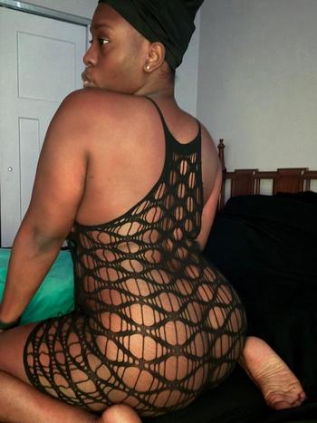 Tee, 27  female escort, Flint