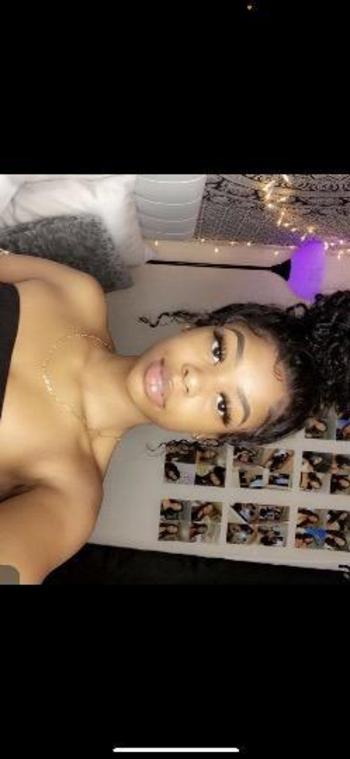 CinnaBon, 22  female escort, Flint